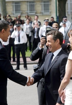 Barack Obama saluda al presidente francés, acompañado por su esposa. Efe