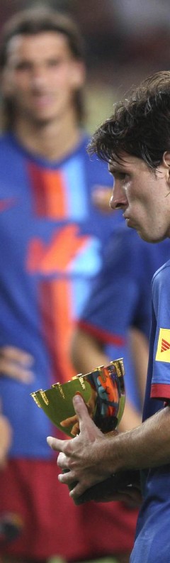 Messi, observado por Ibrahimovic en el Joan Gamper. Efe