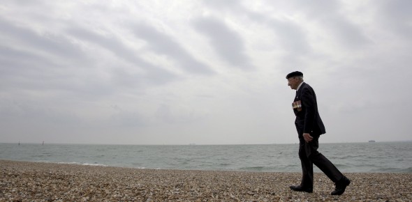 El veterano de guerra de 86 años Bob Gale, que participó en el desembarco de Normandía, camina por la playa en Portsmouth (Reino Unido). Efe