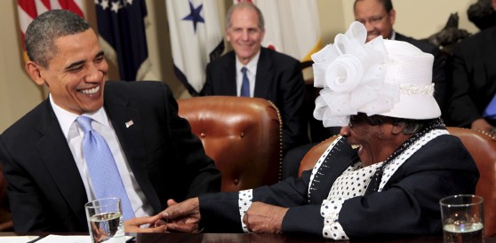 El presidente estadounidense, Barack Obama (i), y Marble Harvey (d), de 102 años y procedente de Washington D.C., conversan con un pequeño grupo de ancianos afroamericanos y sus nietos para recordar el legado del movimiento de la defensa de los derechos civiles. EFE