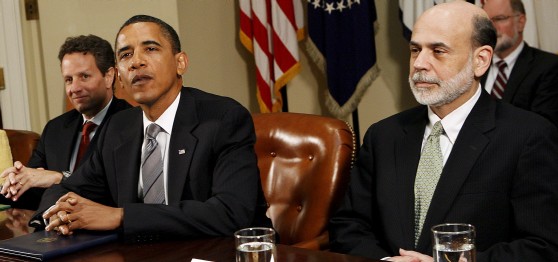 El presidente de los Estados Unidos, Barack Obama (c), fotografiado durante la reunión que mantuvo con el secretario del Tesoro, Timothy Geithner (i) y el presidente de la Reserva Federal, Ben Bernanke (d), en la sala Roosvelt de la Casa Blanca (Efe)