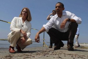 El presidente de EEUU, Barack Obama, y la asesora en temas energéticos de la Casa Blanca, Carol Browner, en una playa de Luisiana.