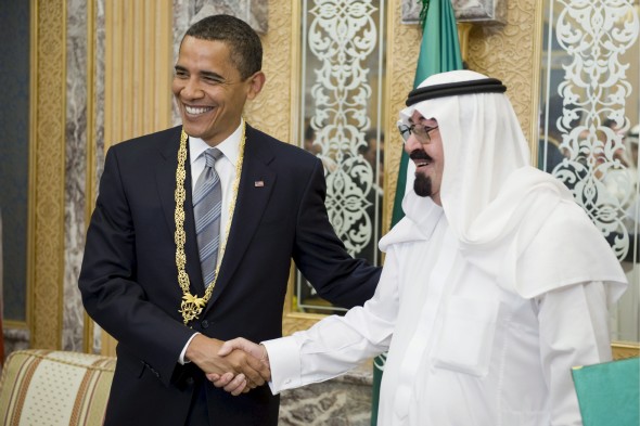 El rey Abdalá bin Abdelaziz (d) de Arabia Saudí le otorga un collar de oro al presidente estadounidense Barack Obama (i) durante una reunión en la Residencia Real de Riad. Efe