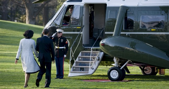 El presidente de los Estados Unidos, Barack Obama, y su esposa, Michelle, se dirigen al helicóptero Marine One tras abandonar la Casa Blanca en Washington. Efe