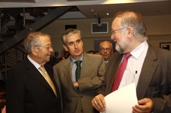 Oliart, Jáuregui y Urbaneja conversan. Sandra Poveda