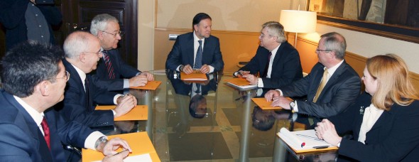 Marcelino Iglesias, presidente de Aragón (c), Nick Reilly, vicepresidente de GM y presidente de Opel Europa (3d), Reinald Hoben, vicepresidente de Manufacturas de GM Europa (2d), Tayce Nakefield, vicepresidenta de RR.II de GM Europa (d), Jose Angel Biel, vicepresidente de Aragón (3i) y los consejeros de Economía e Industria del Ejecutivo regional, Alberto Larraz (2i) y Arturo Aliaga (i), respectivamente, conversan al inicio de la reunión que han mantenido a primera hora en la sede del Gobierno regional, en Zaragoza, para hablar sobre el futuro de la planta de General Motors en Figueruelas (Zaragoza). EFE/Javier Cebollada