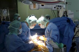 Cirujanos operan un tumor cerebral.