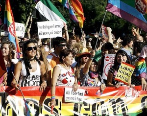 COLEGAS denuncia que la organización de la cabalgata gay es un gran negocio. Foto: Efe