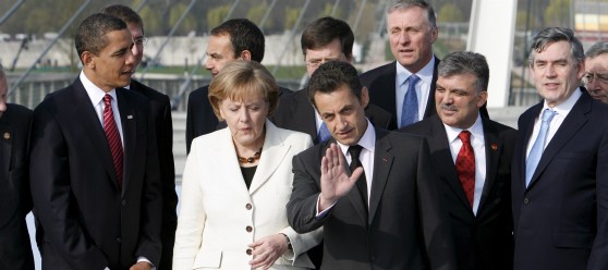 De izquierda a derecha, Barack Obama (presidente de EEUU), Angela Merkel (canciller alemana), Nicolas Sarkozy (presidente de la República Francesa), Abdula Gül (presidente turco) y Gordon Brown (primer ministro del Reino Unido. En la segunda fila, José Luis Rodríguez Zapatero (EFE)