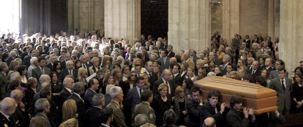 Centenares de personas en la catedral de Oviedo en presencia del féretro de Sabino Fernández Campo (Efe)
