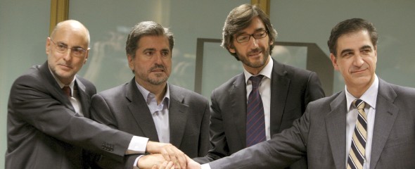 PSE y PP sellan con esta foto el acuerdo para un Gobierno constitucionalista en el País Vasco. Efe