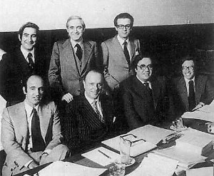 Manuel Fraga posa junto a los demás padres de la Constitución:Gabriel Cisneros, José Pedro Pérez Llorca, Miguel Herrero y Rodríguez de Miñón, Miguel Roca Junyent, Jordi Solé Tura y Gregorio Peces Barba