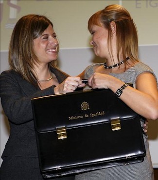 Pajín recibe la cartera de Igualdad de manos de Aído. Foto: Efe