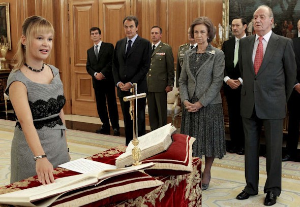 Leire Pajín jurando su cargo como Ministra de Sanidad,Políticas Sociales e Igualdad. Foto: Efe