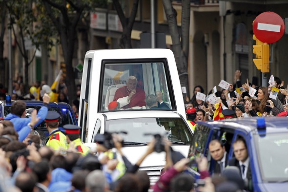 El papa Benedicto XVI saluda a los fieles congregados en las inmediciones de la Sagrada Familia donde a las diez de la mañana asistirá a la ceremonia de dedicación del templo del arquitecto Antoni Gaudí. EFE/Alberto Estévez