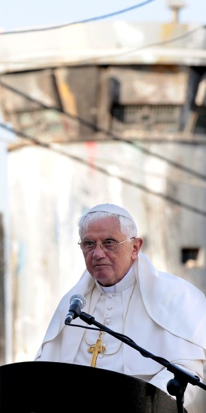 El papa Benedicto XVI pronuncia un discurso frente al controvertido muro de separación de Israel, durante su visita al campo de refugiados Aida, en la ciudad cisjordana de Belén. Efe
