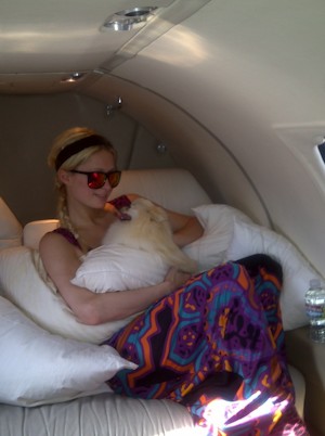 Paris Hilton en su jet privado.