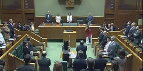 Minuto de silencio en el Parlamento vasco en memoria de Eduardo Antonio Puelles García, inspector de la Policía Nacional asesinado por Eta en Arrigorriaga.