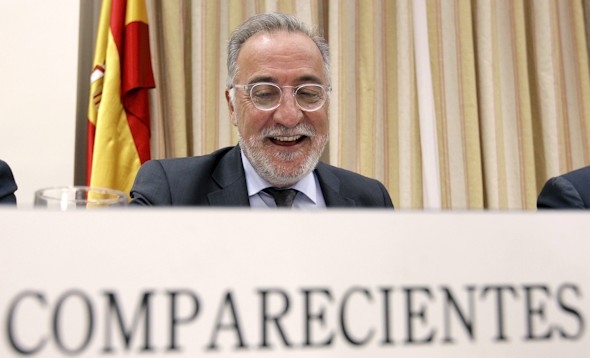  El director general de Tráfico, Pere Navarro (d), durante su comparecencia el lunes 28 de marzo de 2011 ante la Comisión de Seguridad Vial del Congreso de los Diputados para informar de las nuevas medidas contenidas en la Estrategia de Seguridad Vial 2011-2020. EFE/JuanJo Martín