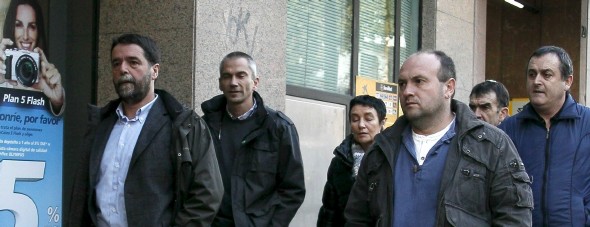 Los dirigentes abertzales Joseba Álvarez (izda en primer término) y Joseba Permach (izda en segundo término), junto a la abogada Jone Goirizelaia, llegan a la Audiencia Nacional para ser juzgados, junto a Arnaldo Otegi, por un delito de enaltecimiento del terrorismo. Efe