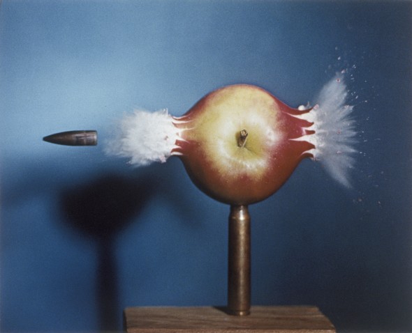 Harold Edgerton. Disparando a la manzana, 1964. Cortesía Palm Press Inc.