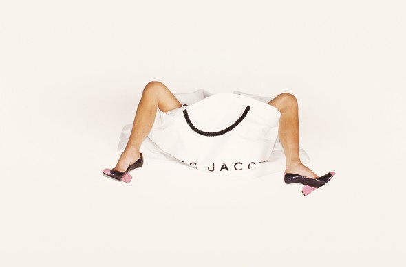 Juergen Teller. Victoria Beckham. Campaña SS08 de Marc Jacobs Piernas, bolsas y zapatos . Los Ángeles 2007. Cortesía del artista