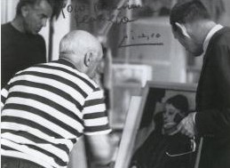 Picasso observa un cuadro de Cézanne