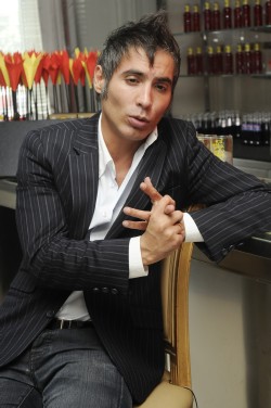 El cantante Pitingo en un momento de la entrevista. Manuel Engo