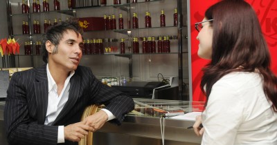 El cantante Pitingo en un momento de la entrevista. Manuel Engo