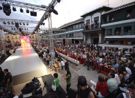 Desfile de modelos en la Plaza Mayor.