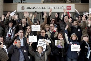 Decenas de funcionarios de justicia protestan en las puertas de los Juzgados de la Plaza de Castilla de Madrid durante la jornada de huelga de 24 horas convocada para hoy por asambleas de magistrados de todo el país y por las asociaciones Francisco de Vitoria y Foro Judicial Independiente, en demanda de más medios humanos y materiales. Efe