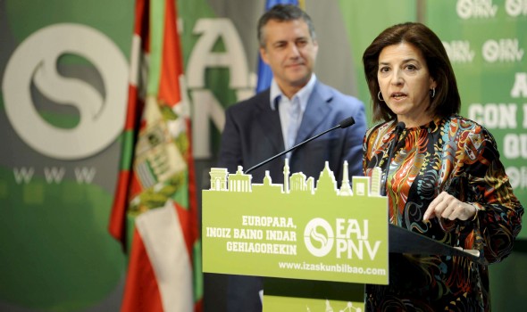 La candidata del PNV a las elecciones europeas Izaskun Bilbao (d), acompañada por el Presidente del PNV, Iñigo Urkullu. Efe