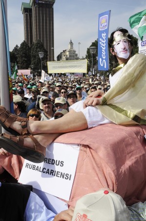 Parodia del ministro Rubalcaba durante la manifestación en Madrid. (Foto: Manuel Engo)