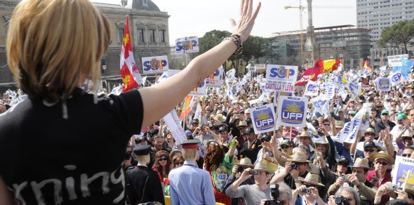 Rosa Díez en un momento de la manifestación durante la lectura del manifiesto (Foto: Manuel Engo)