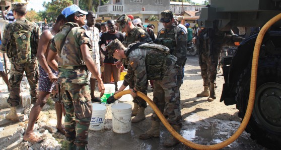 La agrupación española en Haití distribuye 10.000 litros de agua potable en Petit Goave (Foto: mde.es)