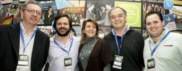 La secretaria general del PP y presidenta de este partido en Castilla-La Mancha, María Dolores Cospedal, junto al vicesecretario de Comunicación del PP, Esteban González Pons (2d); el alcalde de Madrid, Alberto Ruiz Gallardón (i); el presidente de Nuevas Generaciones, Nacho Uriarte (2i), y el de NNGG de la región, Paco Núñez, durante los actos de celebración del 30 aniversario de Nuevas Generaciones (NNGG), en Toledo. 
