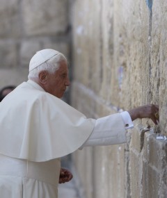El Papa durante su visita al Muro de las Lamentaciones (Efe)