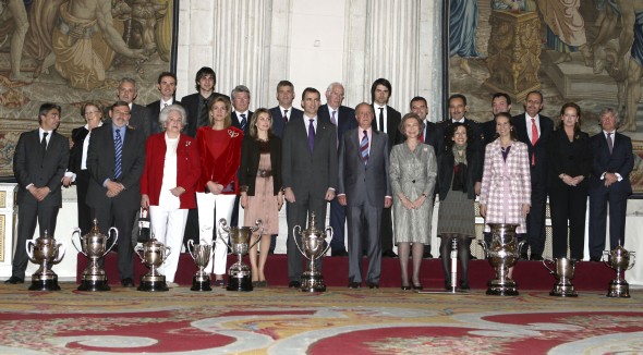 Los Reyes de España, acompañados por los Príncipes de Asturias, las infantas Elena y Cristina, la ministra de Educación, Política Social y Deporte, Mercedes Cabrera (2ªd primera fila), el secretario de Estado para el Deporte, Jaime Lissavetzky (1ºi, primera fila), y la infanta Pilar (2ªi, primera fila), posan con los galardonados durante la entrega de los Premios Nacionales del Deporte, que distinguen a deportistas, asociaciones y entidades que se han destacado en la competición o en la promoción del deporte a lo largo del año, en un acto celebrado esta tarde en el Palacio Real.