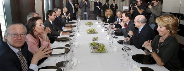El ex presidente del Gobierno José María Aznar (3i) junto a los miembros de su primer Gobierno, entre ellos Josep Piqué (i), Mariano Rajoy (3d), Francisco Álvarez Cascos (4d), Abel Matutes (2d) y Esperanza Aguirre (d), durante la reunión mantenida hoy en Madrid en apoyo del cabeza de lista del PP para las elecciones europeas, Jaime Mayor Oreja. Efe