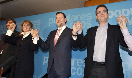 María Dolores de Cospedal, Javier Arenas, Esteban González Pons y Mariano Rajoy arropan al presidente del PPV, Antonio Basagoiti. (Efe)
