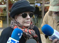 La actriz Lola Herrera a las puertas del tanatorio de la M-30