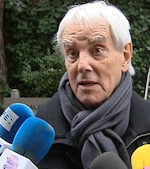 El actor Pedro Osinaga a las puertas del cementerio de la M-30