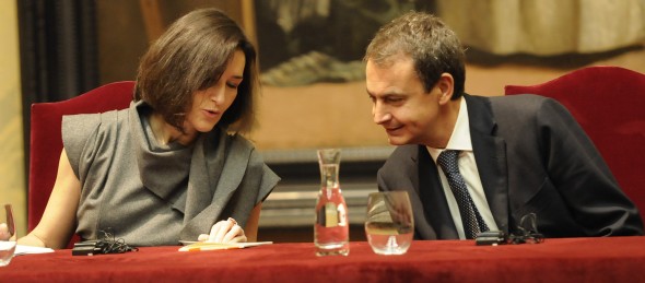 La ministra de Cultura conversa con el Presidente del Gobierno en el Museo del Prado (Foto: Manuel Engo)