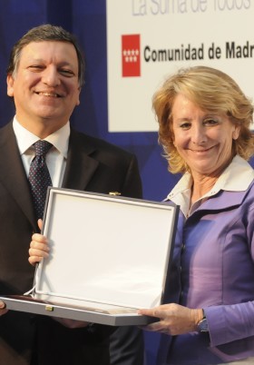 El presidente de la Comisión Europea, José Manuel Durao Barroso, recibe el premio de manos de la presidenta de la Comunidad de Madrid, Esperanza Aguirre (Foto: Manuel Engo)