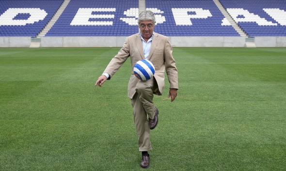 El presidente del club da unos toques al balón en el nuevo estadio. Efe
