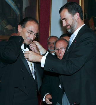 El profesor Emilio Lamo de Espinosa recibe la medalla en su ingreso en la Academia de Ciencias Políticas y Morales de manos del príncipe Felipe.