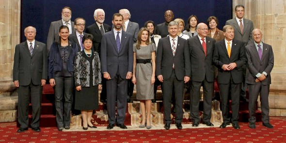 Foto de familia de los premiados en los Príncipe de Asturias 2009 (Efe)