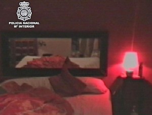 La Policía Nacional ha desarticulado por primera vez en España una red dedicada a la explotación sexual de hombres, que captaban en Brasil, en una operación en la que han sido detenidas catorce personas en Palma de Mallorca, Madrid, Barcelona, Alicante y León. En la fotografía, habitación de uno de los inmuebles donde se realizaban los intercambios sexuales. EFE