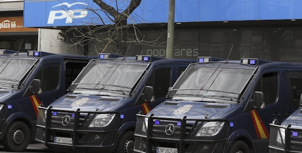 Furgones policiales protegen Génova. Efe