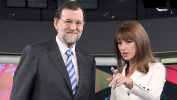 El presidente del PP, Mariano Rajoy, junto a la directora de informativos de Antena 3, Gloria Lomana, antes de la entrevista que Rajoy ha concedido esta noche en los estudios que la cadena tiene en San Sebastián de los Reyes, en Madrid. EFE/Alberto Martin